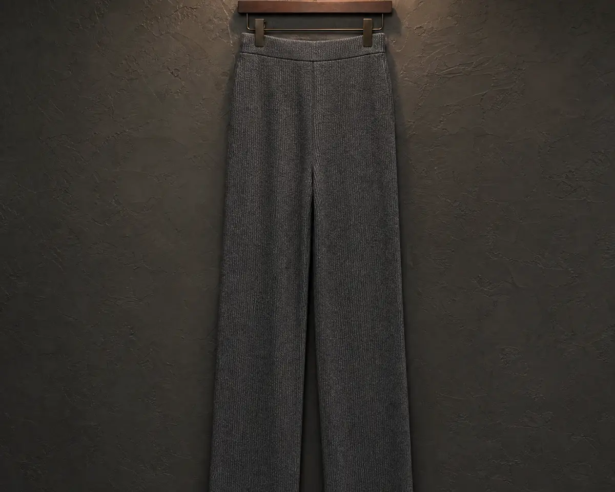Pantalón recto de canalé fino gris marengo con cintura elástica, colgado de una percha de pinzas